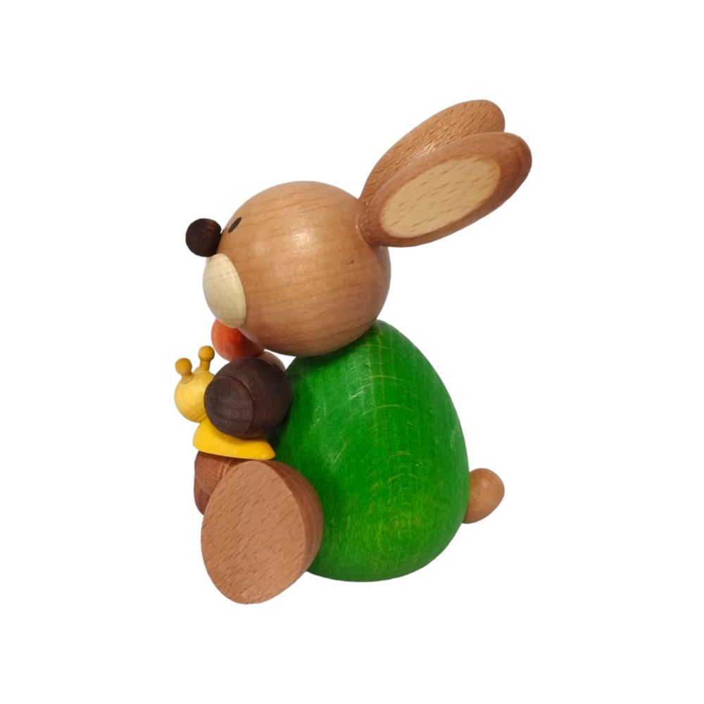 Osterhase sitzend mit Schnecke und Möhre – Bild 2