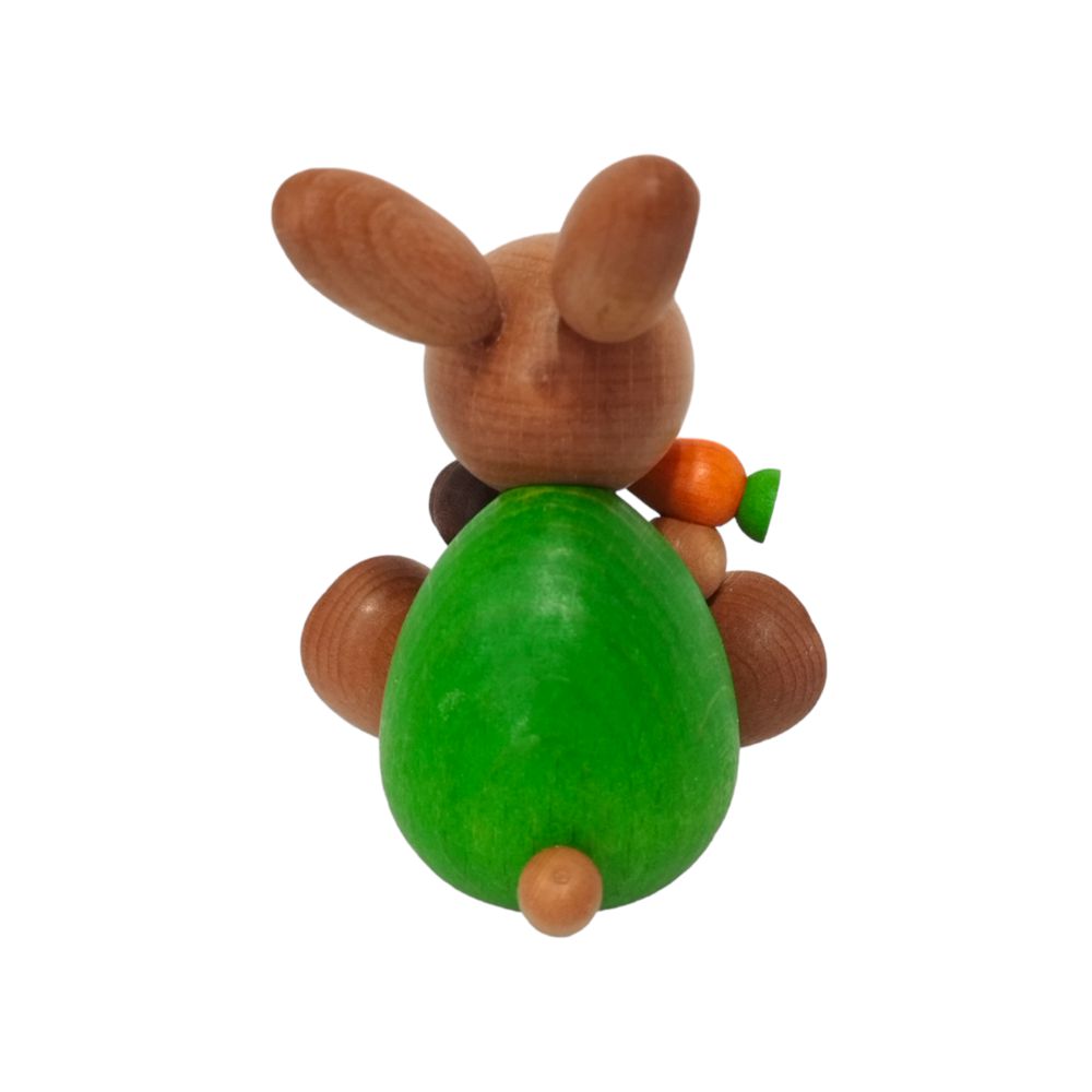 Osterhase sitzend mit Schnecke und Möhre – Bild 3