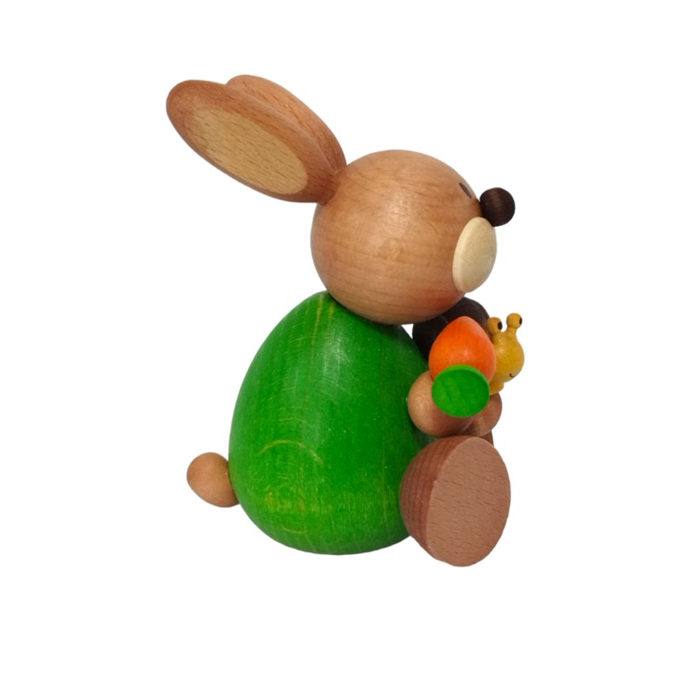 Osterhase sitzend mit Schnecke und Möhre – Bild 4